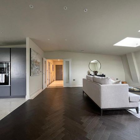 Luxurious, 2 Bed, 2 Bath Penthouse Apartment In Highly Desirable Chigwell Chcl F8 Zewnętrze zdjęcie