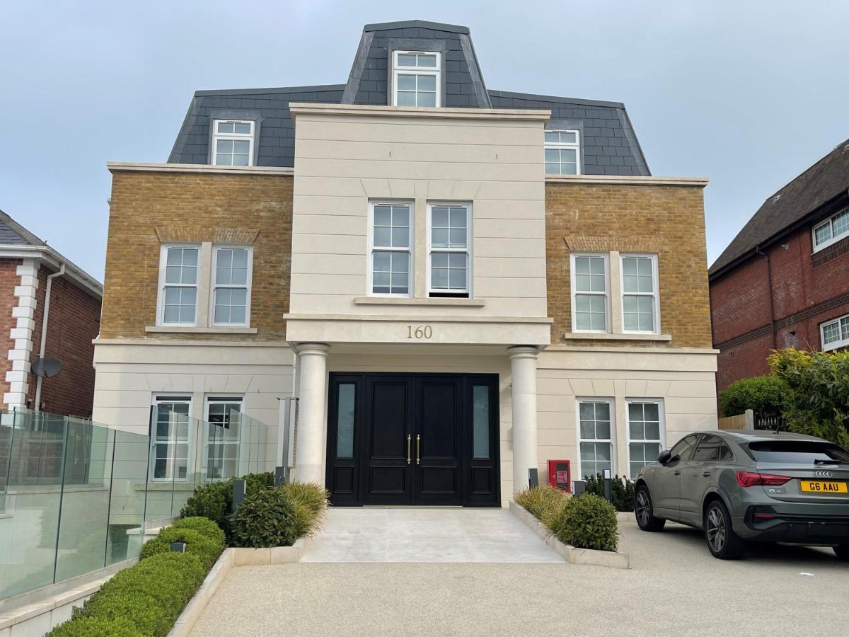 Luxurious, 2 Bed, 2 Bath Penthouse Apartment In Highly Desirable Chigwell Chcl F8 Zewnętrze zdjęcie