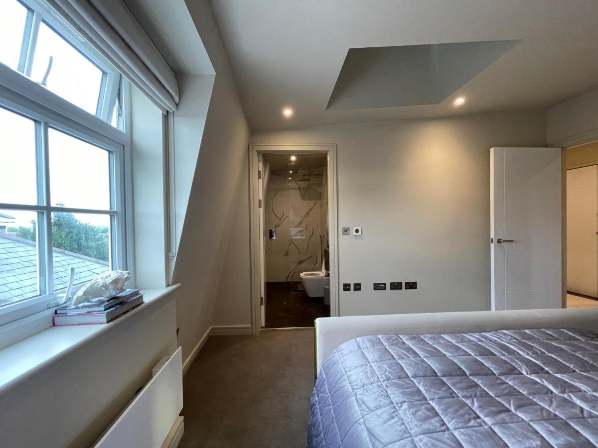 Luxurious, 2 Bed, 2 Bath Penthouse Apartment In Highly Desirable Chigwell Chcl F8 Zewnętrze zdjęcie