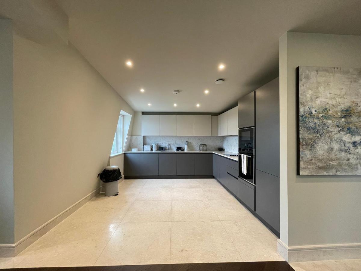 Luxurious, 2 Bed, 2 Bath Penthouse Apartment In Highly Desirable Chigwell Chcl F8 Zewnętrze zdjęcie