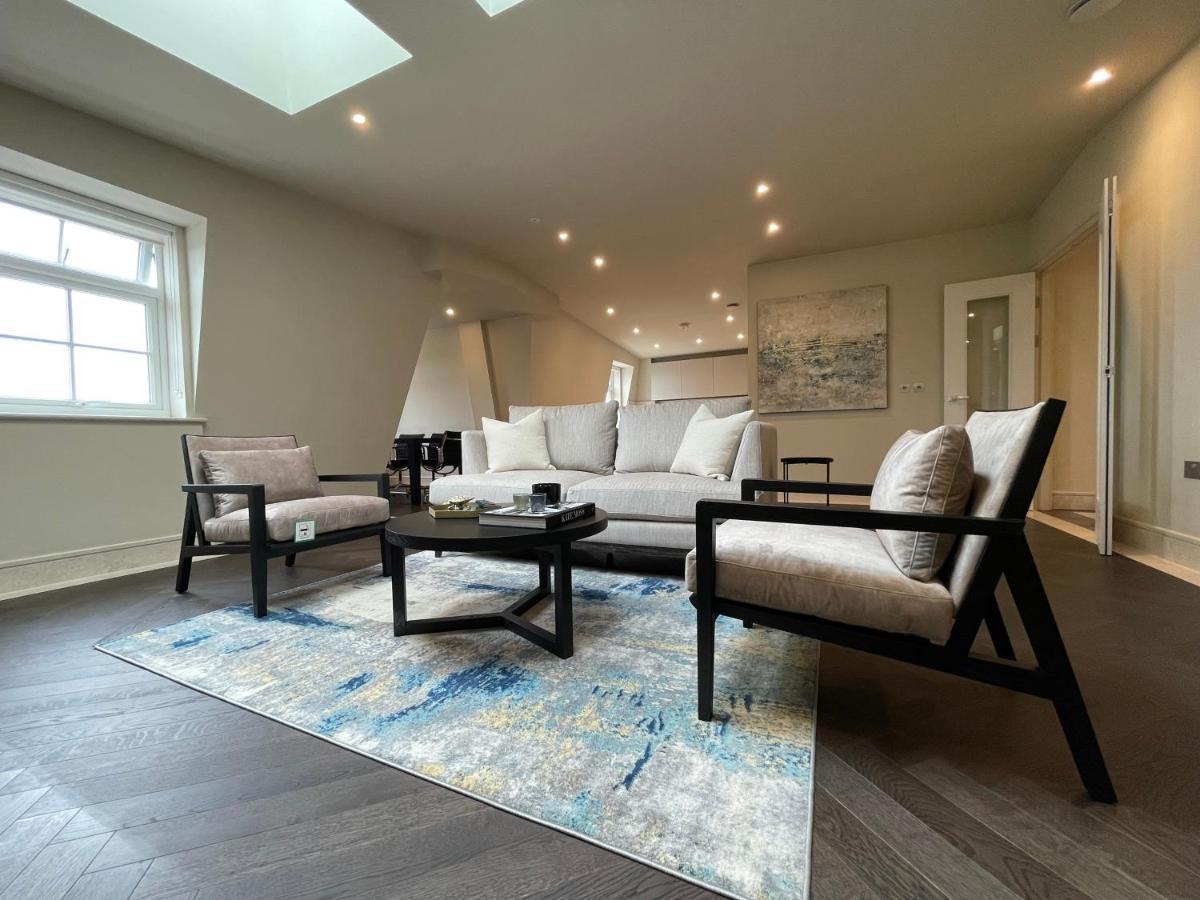 Luxurious, 2 Bed, 2 Bath Penthouse Apartment In Highly Desirable Chigwell Chcl F8 Zewnętrze zdjęcie