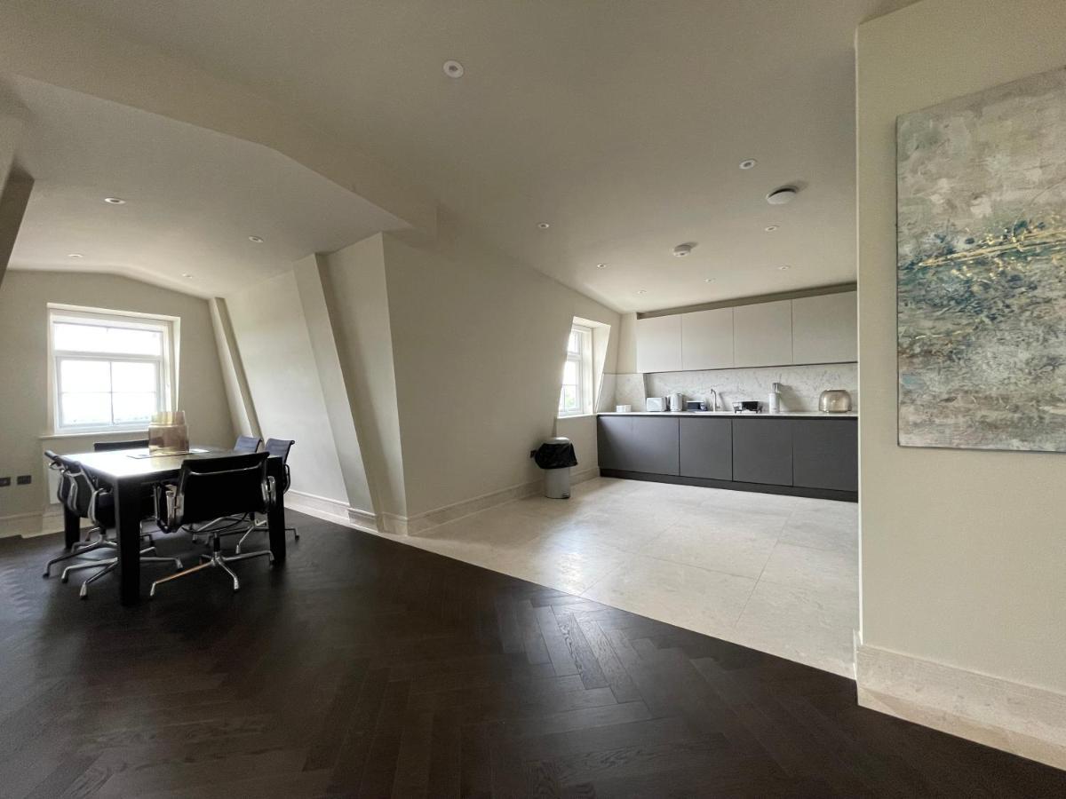Luxurious, 2 Bed, 2 Bath Penthouse Apartment In Highly Desirable Chigwell Chcl F8 Zewnętrze zdjęcie