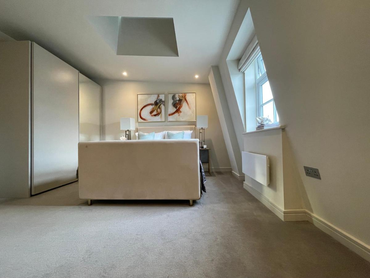 Luxurious, 2 Bed, 2 Bath Penthouse Apartment In Highly Desirable Chigwell Chcl F8 Zewnętrze zdjęcie