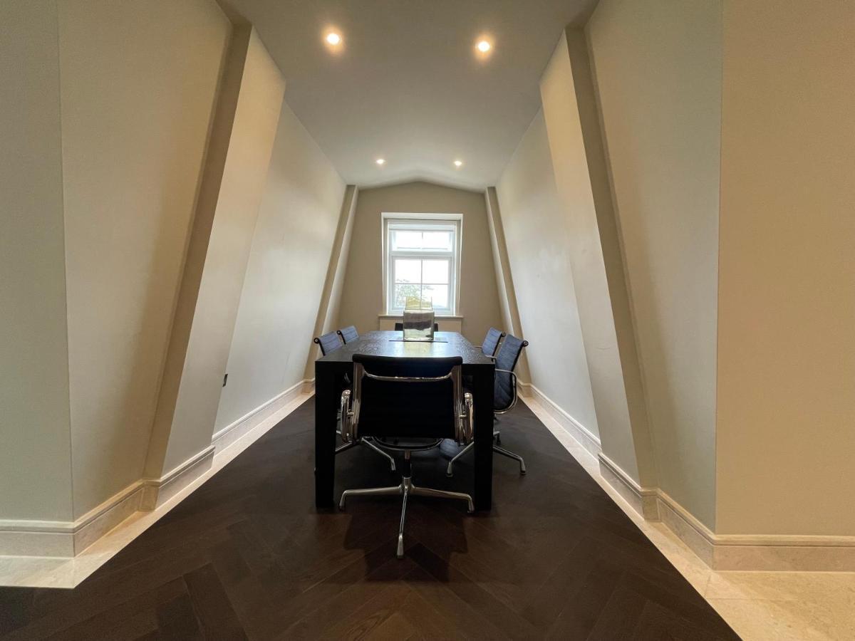 Luxurious, 2 Bed, 2 Bath Penthouse Apartment In Highly Desirable Chigwell Chcl F8 Zewnętrze zdjęcie