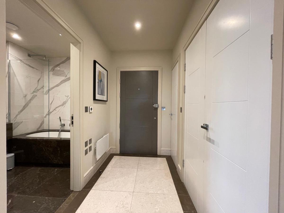 Luxurious, 2 Bed, 2 Bath Penthouse Apartment In Highly Desirable Chigwell Chcl F8 Zewnętrze zdjęcie