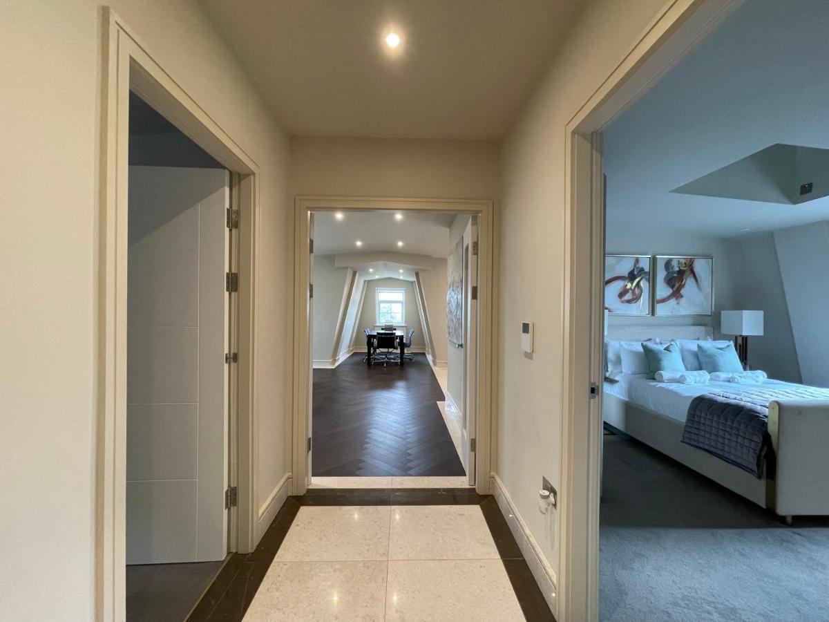 Luxurious, 2 Bed, 2 Bath Penthouse Apartment In Highly Desirable Chigwell Chcl F8 Zewnętrze zdjęcie