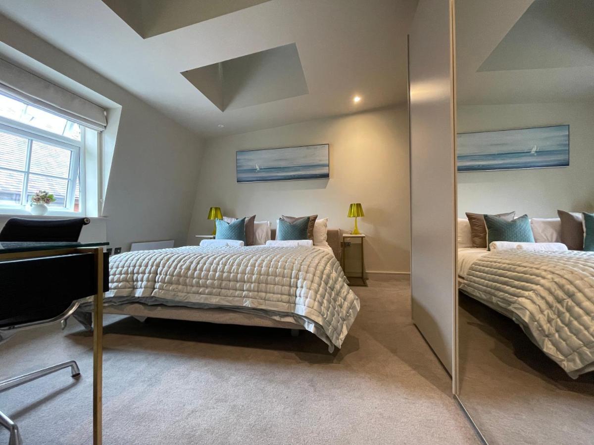 Luxurious, 2 Bed, 2 Bath Penthouse Apartment In Highly Desirable Chigwell Chcl F8 Zewnętrze zdjęcie