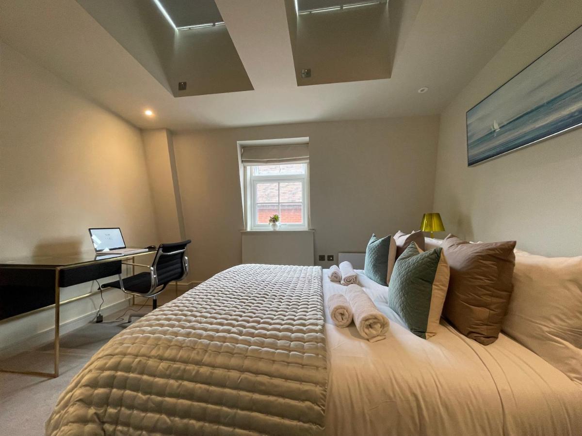 Luxurious, 2 Bed, 2 Bath Penthouse Apartment In Highly Desirable Chigwell Chcl F8 Zewnętrze zdjęcie
