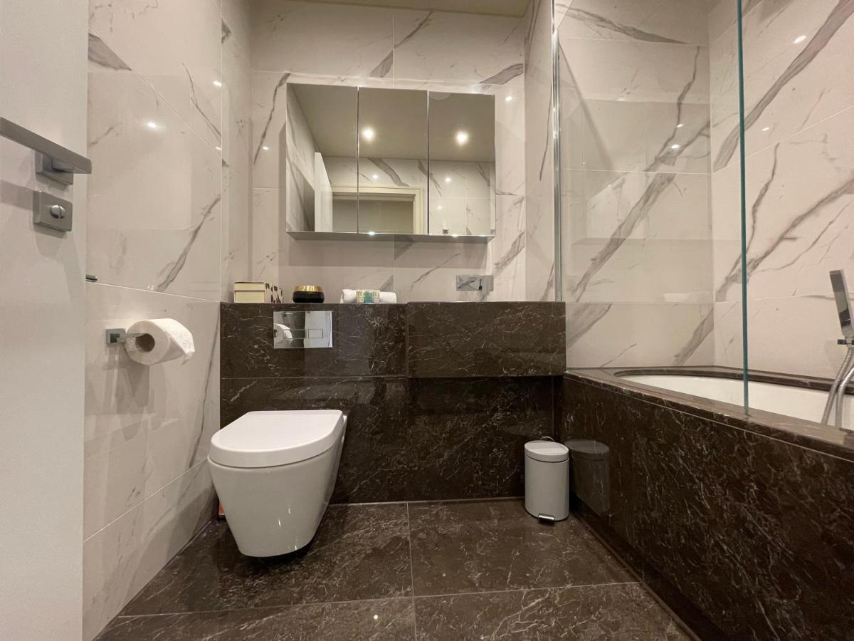 Luxurious, 2 Bed, 2 Bath Penthouse Apartment In Highly Desirable Chigwell Chcl F8 Zewnętrze zdjęcie
