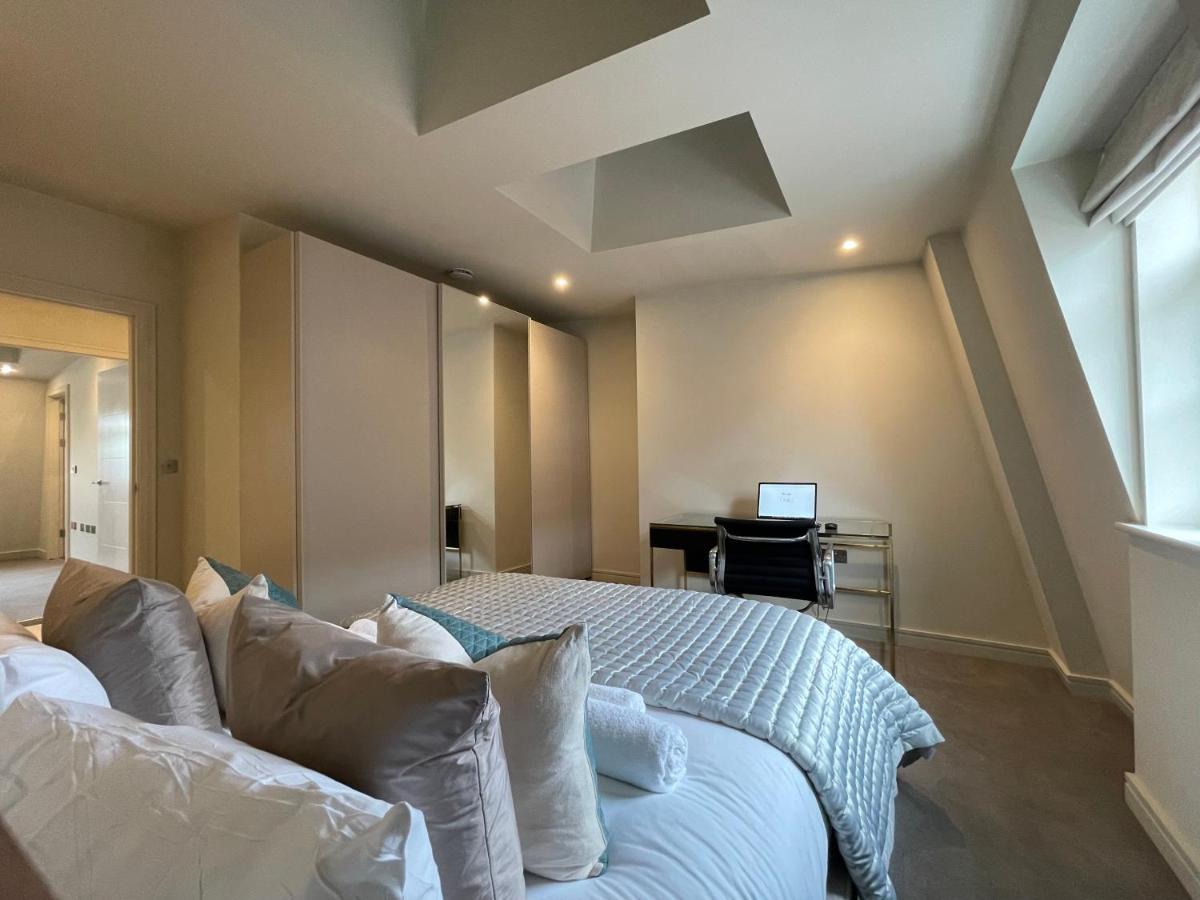 Luxurious, 2 Bed, 2 Bath Penthouse Apartment In Highly Desirable Chigwell Chcl F8 Zewnętrze zdjęcie