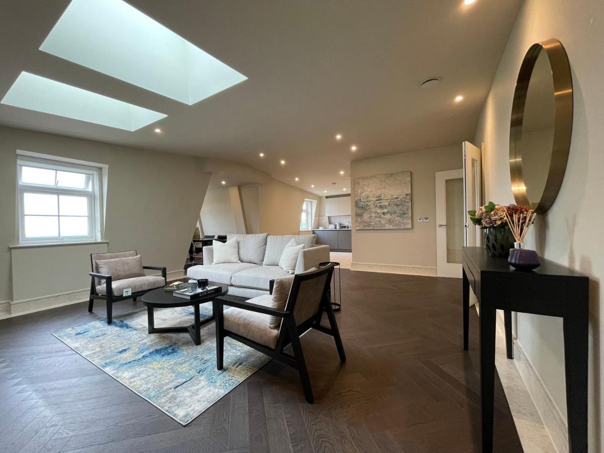 Luxurious, 2 Bed, 2 Bath Penthouse Apartment In Highly Desirable Chigwell Chcl F8 Zewnętrze zdjęcie